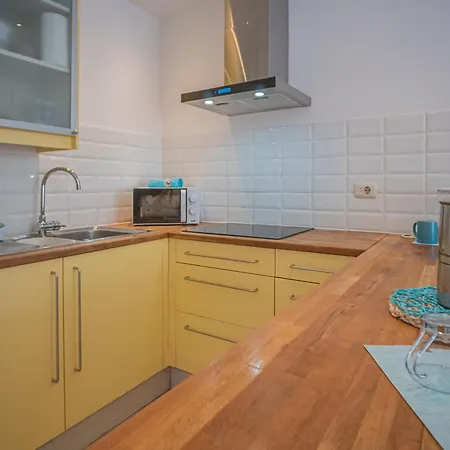 Orilla En Frontera-primavera Daire Costa Del Silencio